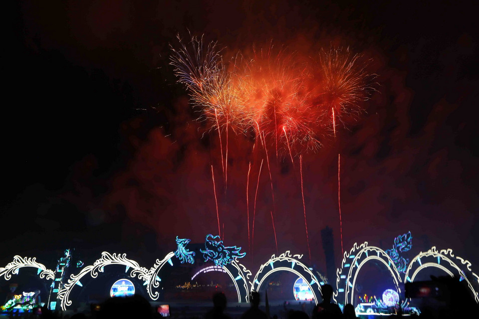 Chương trình Âm nhạc và màn pháo hoa lung linh trên bầu trời Hạ Long. (Ảnh : Thành Đạt/TTXVN)