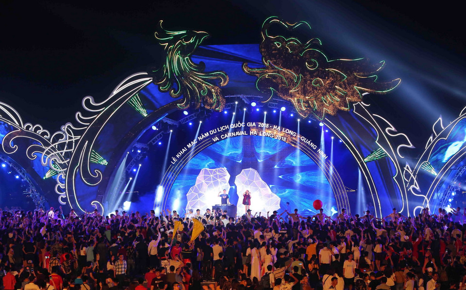 Chương trình âm nhạc, ánh sáng, nghệ thuật đầy màu sắc. (Ảnh : Thành Đạt/TTXVN)