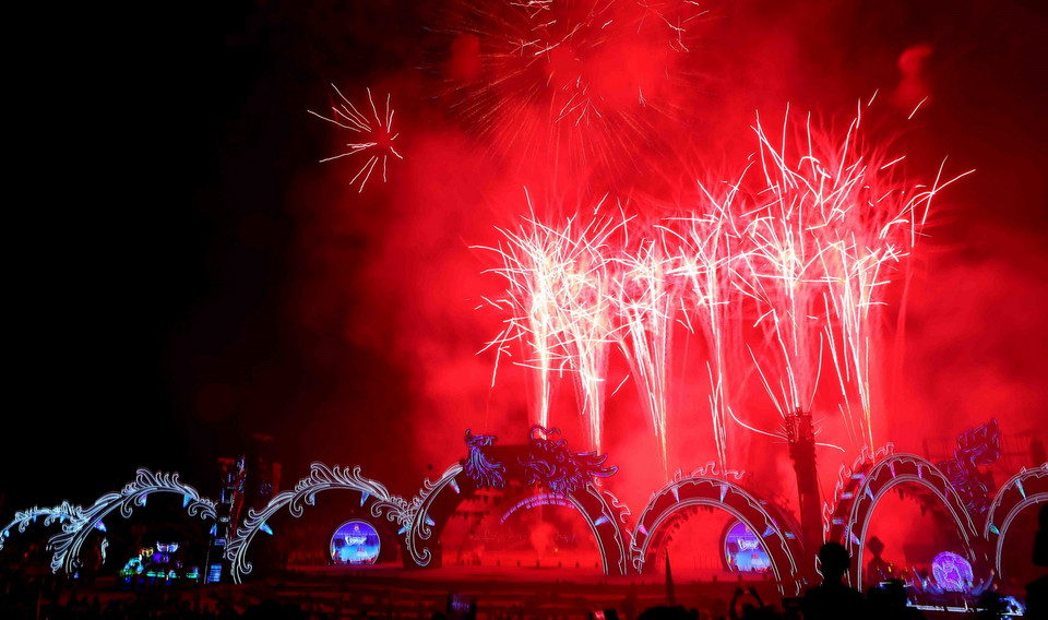 Chương trình Âm nhạc và màn pháo hoa lung linh trên bầu trời Hạ Long. (Ảnh Thành Đạt/TTXVN)