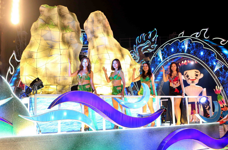 Chương trình âm nhạc, ánh sáng, nghệ thuật đầy màu sắc. (Ảnh : Thành Đạt/TTXVN)