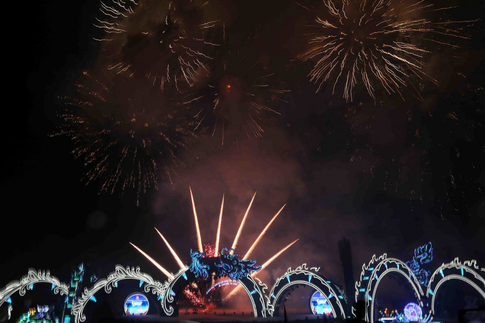 Chương trình Âm nhạc và màn pháo hoa lung linh trên bầu trời Hạ Long. (Ảnh Thành Đạt/TTXVN)