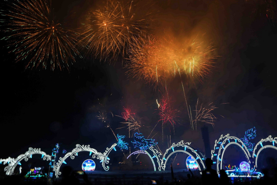 Chương trình Âm nhạc và màn pháo hoa lung linh trên bầu trời Hạ Long. (Ảnh Thành Đạt/TTXVN)