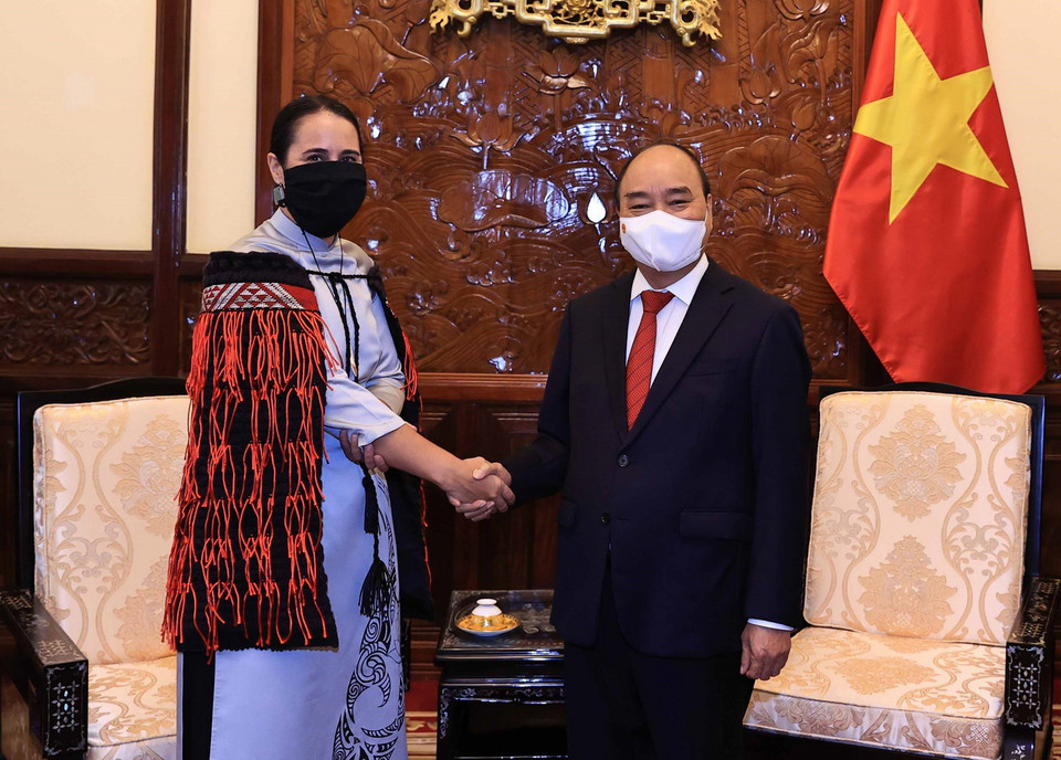 Chủ tịch nước Nguyễn Xuân Phúc và Đại sứ New Zealand Tredene Dobson tại Lễ trình Quốc thư. (Ảnh: Thống Nhất/TTXVN)