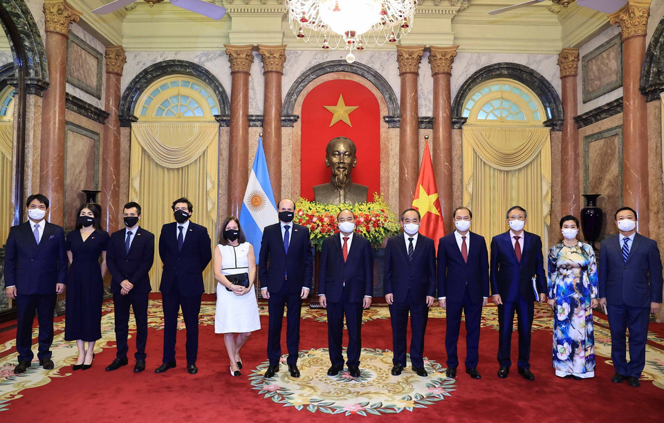 Chủ tịch nước Nguyễn Xuân Phúc và Đại sứ Argentina Luis Pablo Maria Beltramino tại Lễ trình Quốc thư. (Ảnh: Thống Nhất/TTXVN)