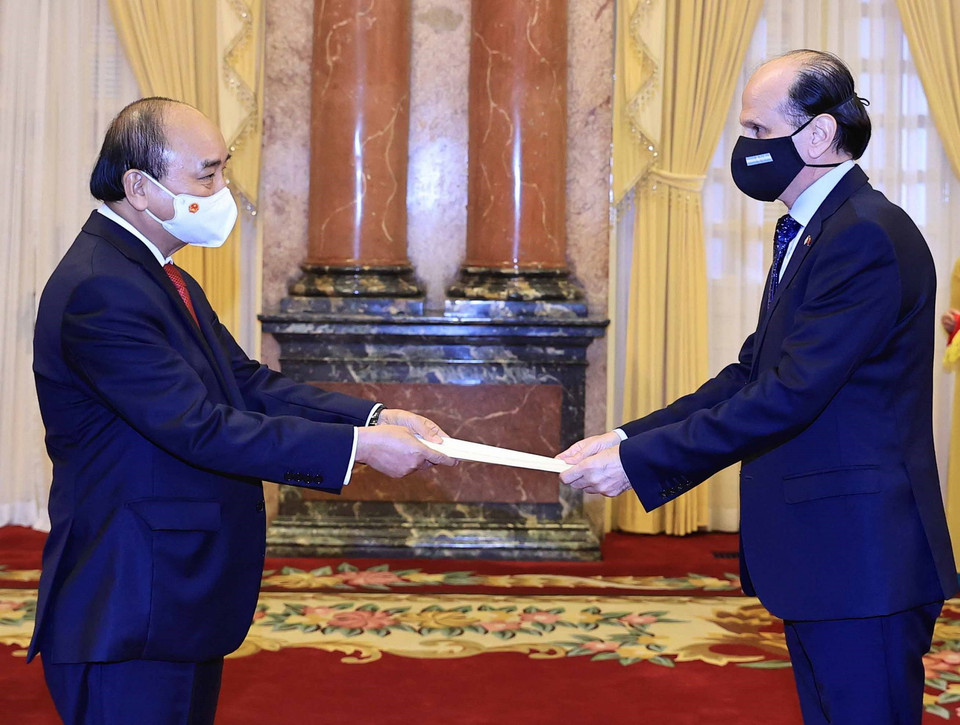 Chủ tịch nước Nguyễn Xuân Phúc nhận Quốc thư của Đại sứ Argentina Luis Pablo Maria Beltramino. (Ảnh: Thống Nhất/TTXVN)