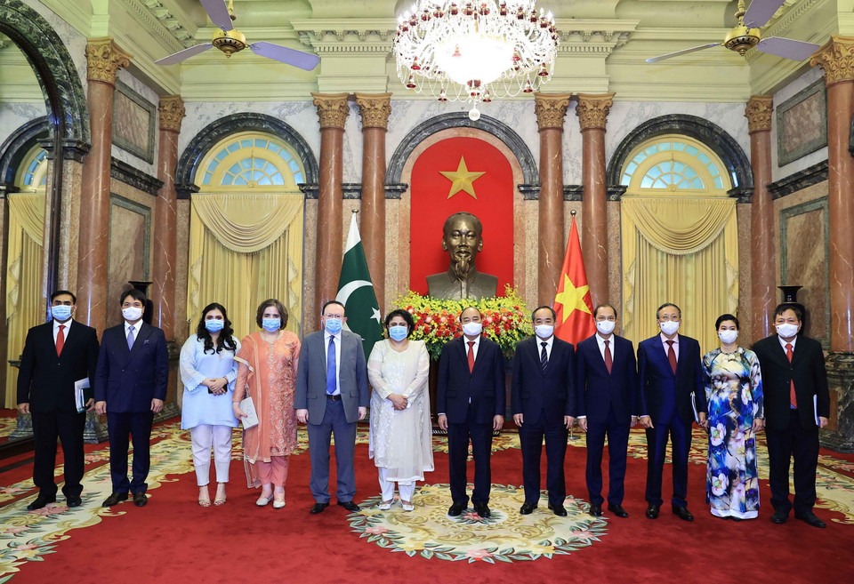 Chủ tịch nước Nguyễn Xuân Phúc và Đại sứ Pakistan Samina Mehtab tại Lễ trình Quốc thư. (Ảnh: Thống Nhất/TTXVN)