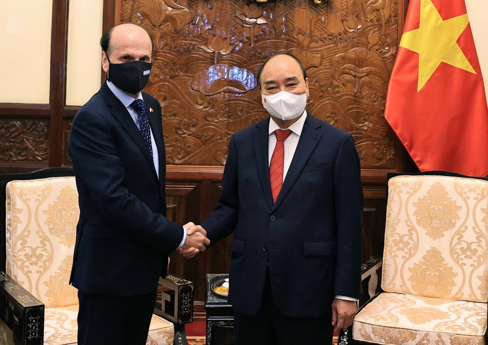 Chủ tịch nước Nguyễn Xuân Phúc và Đại sứ Argentina Luis Pablo Maria Beltramino tại Lễ trình Quốc thư. (Ảnh: Thống Nhất/TTXVN)