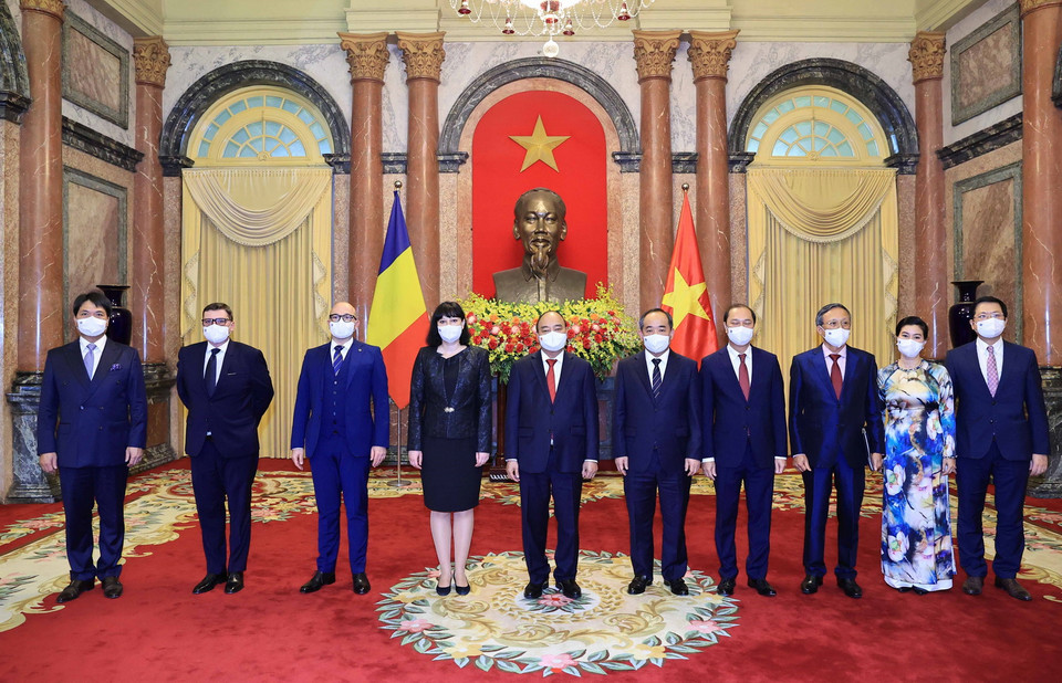 Chủ tịch nước Nguyễn Xuân Phúc chụp ảnh chung với Đại sứ Romania, bà Cristiana Romila (thứ tư, từ trái qua) và các đại biểu. (Ảnh: Thống Nhất/TTXVN)