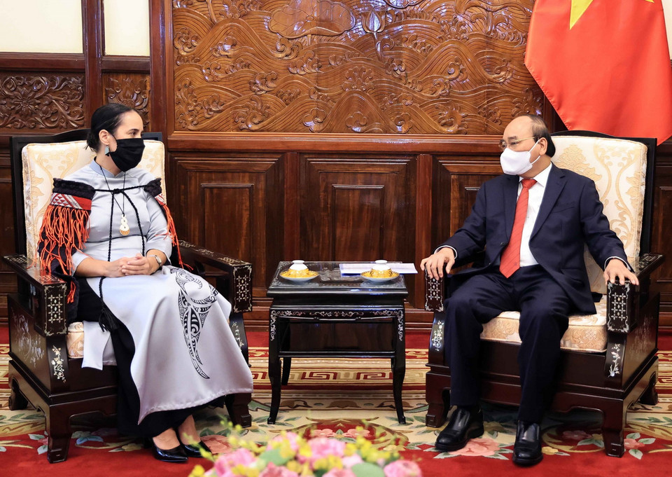 Chủ tịch nước Nguyễn Xuân Phúc tiếp Đại sứ New Zealand Tredene Dobson. (Ảnh: Thống Nhất/TTXVN)