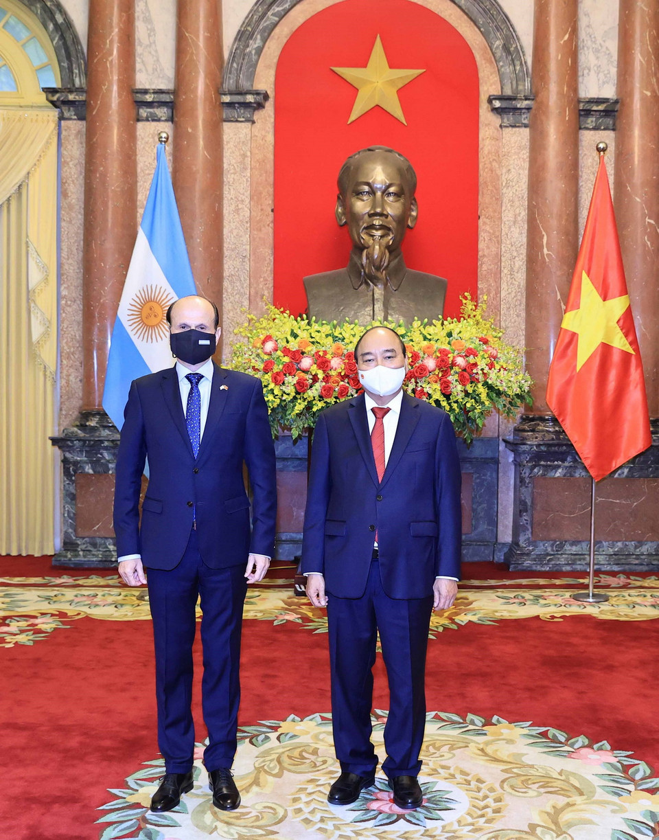 Chủ tịch nước Nguyễn Xuân Phúc và Đại sứ Argentina Luis Pablo Maria Beltramino tại Lễ trình Quốc thư Ảnh: (Ảnh: Thống Nhất/TTXVN)