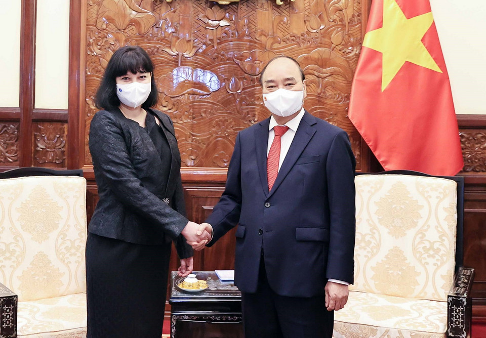 Chủ tịch nước Nguyễn Xuân Phúc tiếp Đại sứ Romania, bà Cristiana Romila. (Ảnh: Thống Nhất/TTXVN)