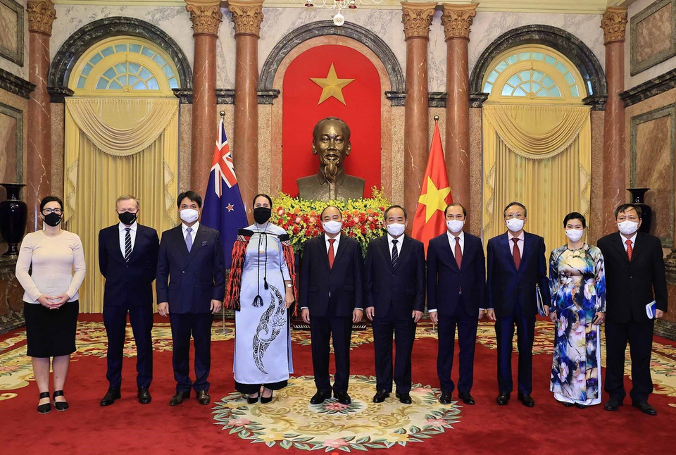 Chủ tịch nước Nguyễn Xuân Phúc và Đại sứ New Zealand Tredene Dobson tại Lễ trình Quốc thư. (Ảnh: Thống Nhất/TTXVN)