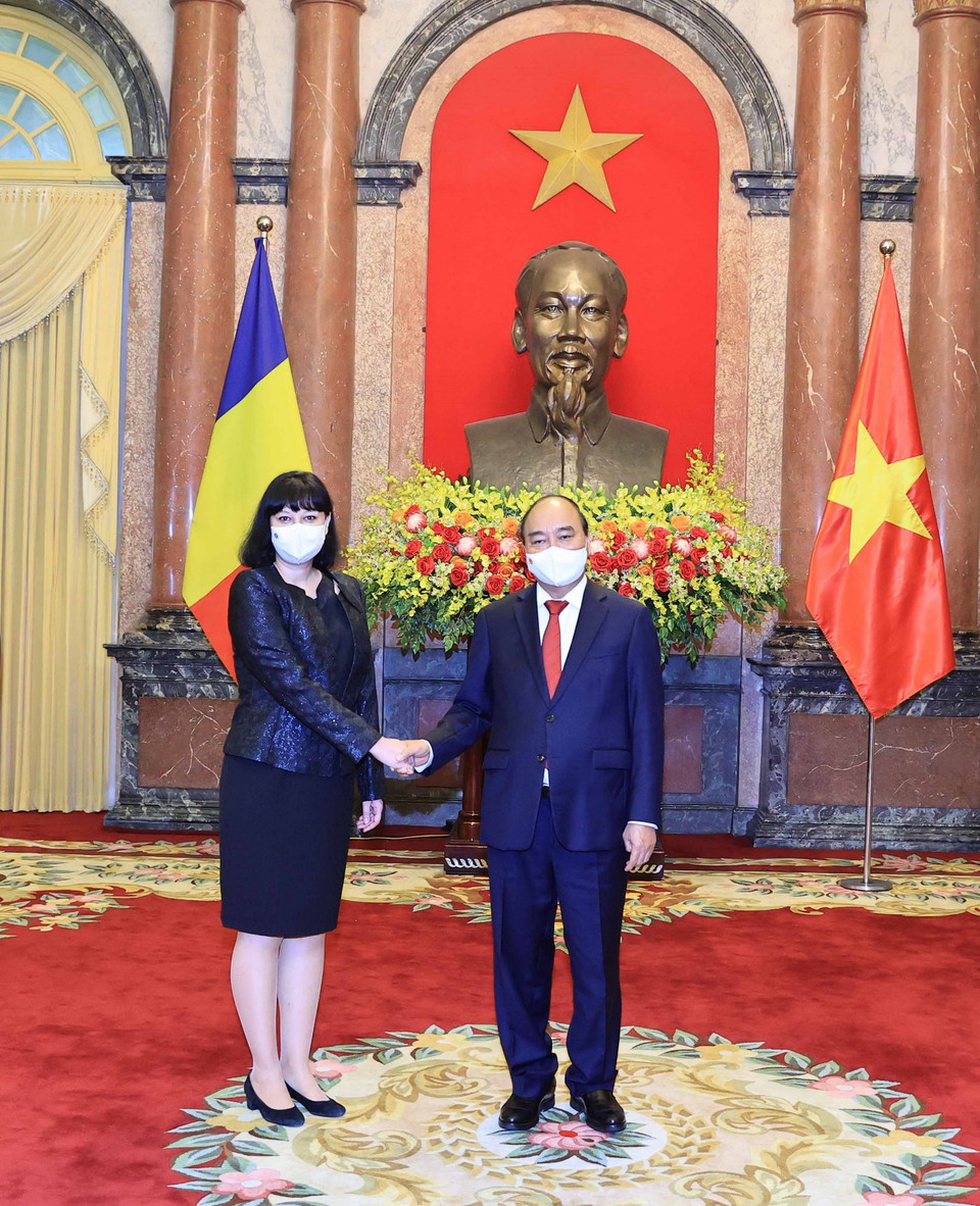 Chủ tịch nước Nguyễn Xuân Phúc và Đại sứ Romania, bà Cristiana Romila. (Ảnh: Thống Nhất/TTXVN)