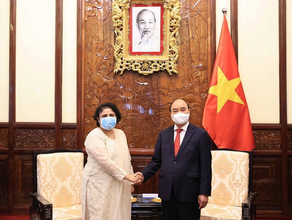 Chủ tịch nước Nguyễn Xuân Phúc và Đại sứ Pakistan Samina Mehtab tại Lễ trình Quốc thư. (Ảnh: Thống Nhất/TTXVN)