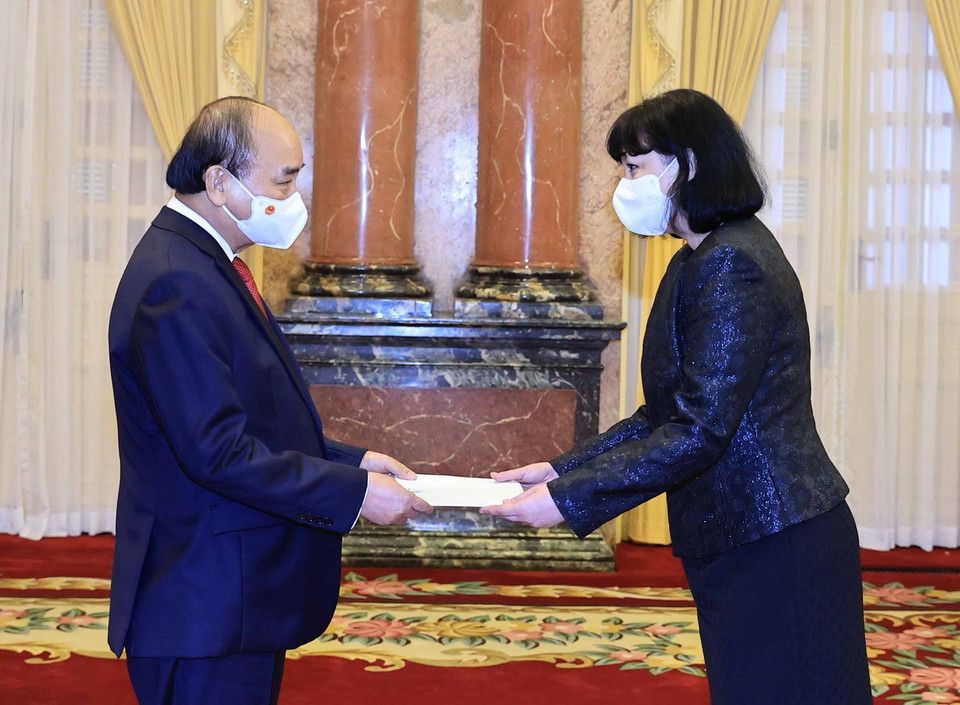 Chủ tịch nước Nguyễn Xuân Phúc nhận Quốc thư của Đại sứ Romania, bà Cristiana Romila. (Ảnh: Thống Nhất/TTXVN)