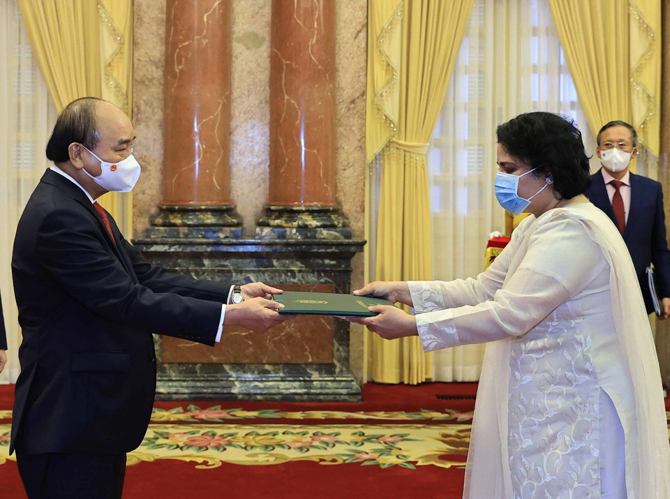 Chủ tịch nước Nguyễn Xuân Phúc nhận Quốc thư của Đại sứ Pakistan Samina Mehtab. (Ảnh: Thống Nhất/TTXVN)