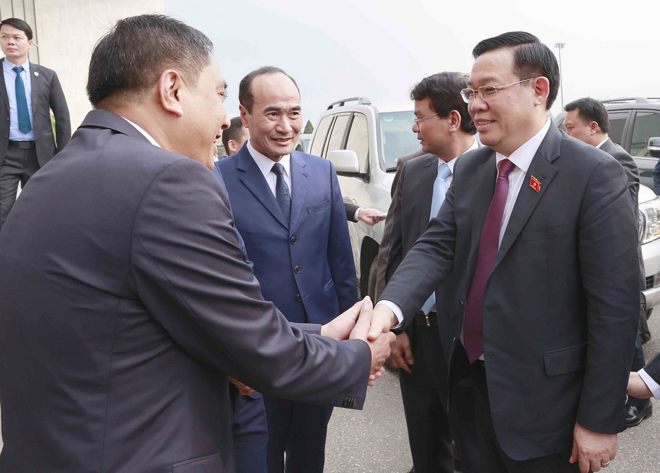 Chủ tịch Quốc hội Vương Đình Huệ với lãnh đạo tỉnh Lào Cai. (Ảnh: Doãn Tấn/TTXVN)