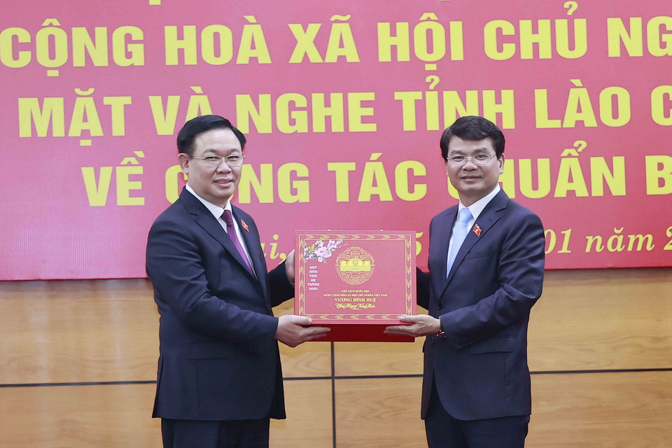 Chủ tịch Quốc hội Vương Đình Huệ tặng quà Tết Ban Thường vụ Tỉnh ủy Lào Cai. (Ảnh: Doãn Tấn/TTXVN)