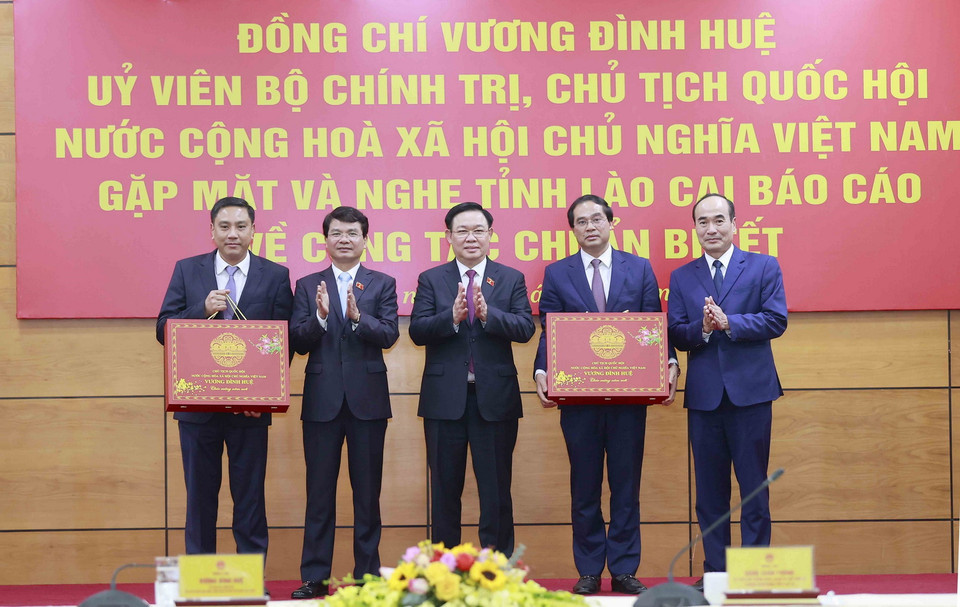 Chủ tịch Quốc hội Vương Đình Huệ tặng quà Tết Ban Thường vụ Tỉnh ủy Lào Cai. (Ảnh: Doãn Tấn/TTXVN)