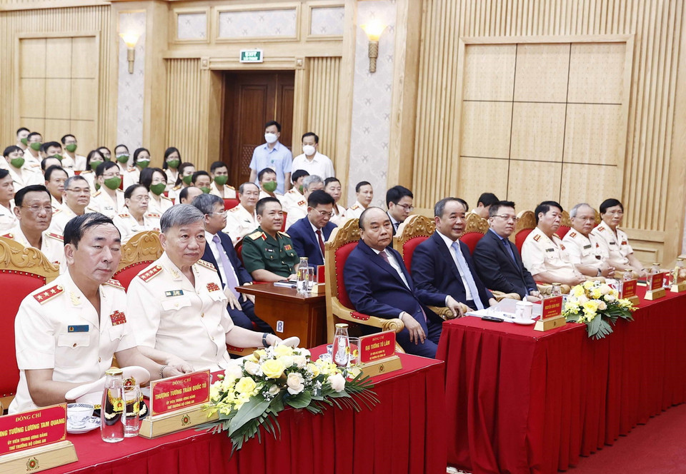 Chủ tịch nước Nguyễn Xuân Phúc với các đại biểu dự buổi làm việc. (Ảnh: Thống Nhất/TTXVN)