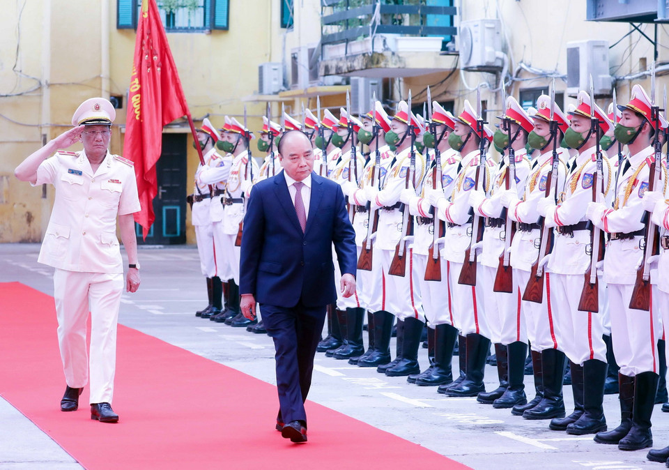 Chủ tịch nước Nguyễn Xuân Phúc duyệt đội danh dự Công an Nhân dân. (Ảnh: Thống Nhất/TTXVN)