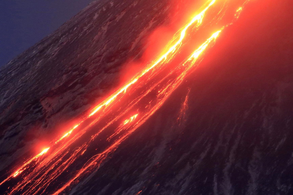 Theo ghi nhận của các chuyên gia Viện nghiên cứu núi lửa và địa chấn thuộc Viện Viễn Đông Nga, có thời điểm các dòng dung nham tuôn trào từ miệng núi lửa kéo dài đến 1,5km. (Ảnh: Trần Hiếu/TTXVN)