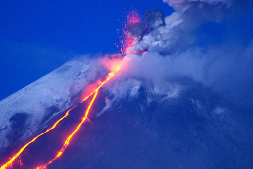 Sau một thời gian bắt đầu hoạt động trở lại từ cuối tháng 11, ngọn núi lửa Kliuchevsky trên bán đảo Kamchatka, vùng Viễn Đông của Liên bang Nga, đã xuất hiện các đợt phun trào dung nham với cường độ mạnh. (Ảnh: Trần Hiếu/TTXVN)