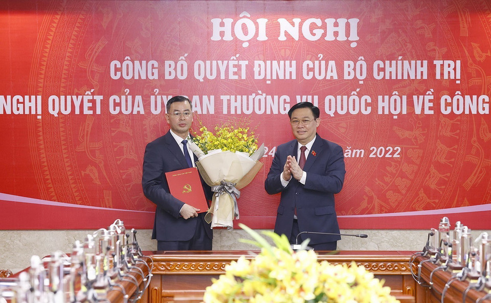 Chủ tịch Quốc hội Vương Đình Huệ trao Nghị quyết của Ủy ban Thường vụ Quốc hội và tặng hoa ông Ngô Văn Tuấn. (Ảnh: Doãn Tấn/TTXVN)