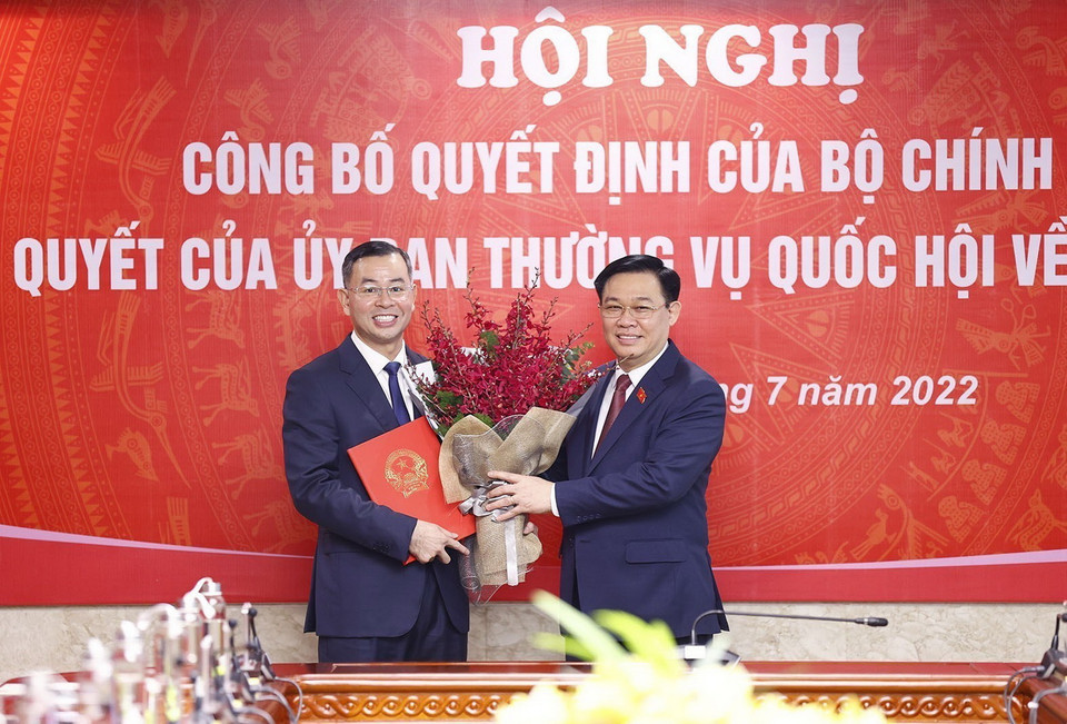  Chủ tịch Quốc hội Vương Đình Huệ trao Quyết định của Bộ Chính trị và tặng hoa ông Ngô Văn Tuấn. (Ảnh: Doãn Tấn/TTXVN)