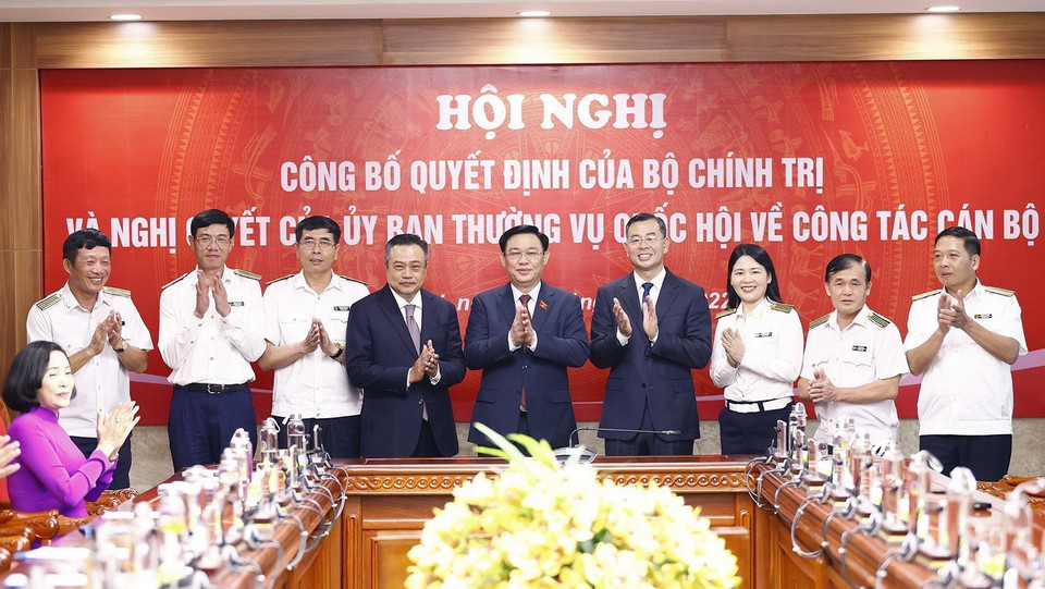 Chủ tịch Quốc hội Vương Đình Huệ với Ban lãnh đạo Tổng Kiểm toán Nhà nước. (Ảnh: Doãn Tấn/TTXVN)