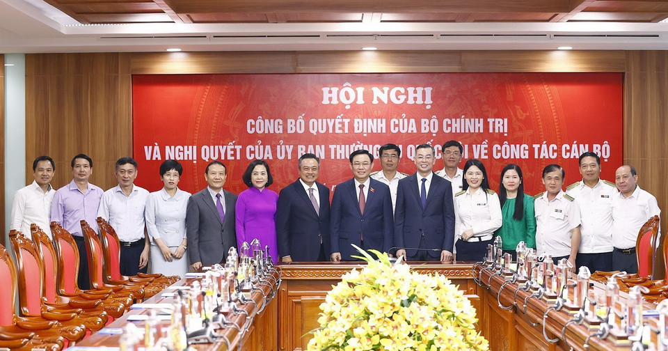 Chủ tịch Quốc hội Vương Đình Huệ với các đại biểu. (Ảnh: Doãn Tấn/TTXVN)