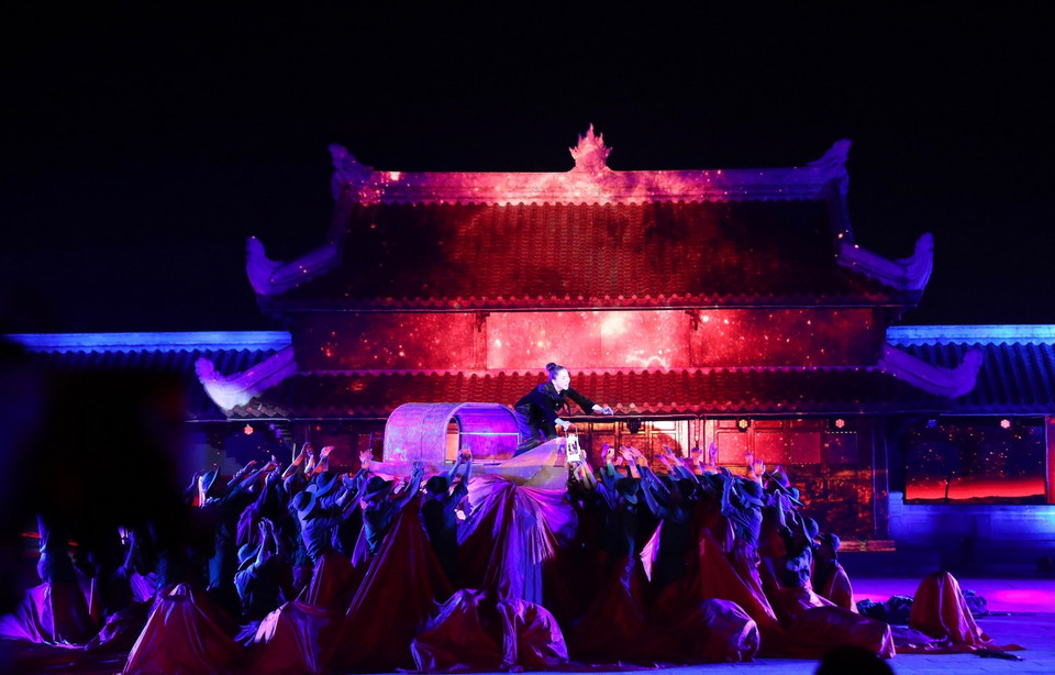 Một tiết mục trong chương trình nghệ thuật. (Ảnh: Hoàng Hiếu/TTXVN)