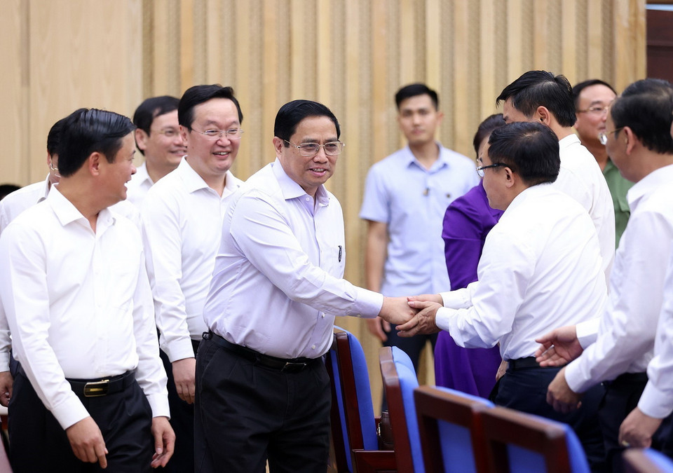 Thủ tướng Phạm Minh Chính với lãnh đạo chủ chốt tỉnh Nghệ An. (Ảnh: Dương Giang/TTXVN)
