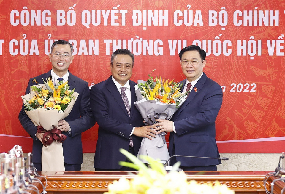 Chủ tịch Quốc hội Vương Đình Huệ tặng hoa chúc mừng ông Trần Sỹ Thanh, Ủy viên Trung ương Đảng, nguyên Bí thư Ban cán sự Đảng, nguyên Tổng Kiểm toán Nhà nước, Phó Bí thư Thành ủy Hà Nội, Chủ tịch UBND TP Hà Nội. (Ảnh: Doãn Tấn/TTXVN)