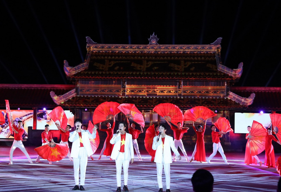 Chương trình nghệ thuật “Khát vọng hòa bình” tri ân các anh hùng, liệt sỹ. (Ảnh: Hoàng Hiếu/TTXVN)