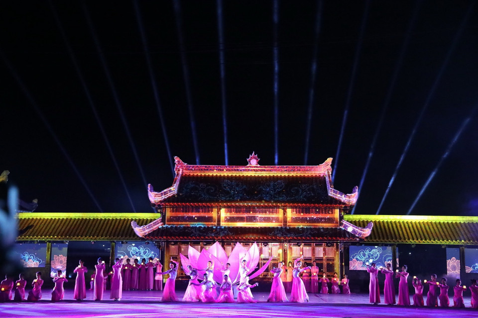 Một tiết mục trong chương trình nghệ thuật “Khát vọng hòa bình” tri ân các anh hùng, liệt sỹ. (Ảnh: Hoàng Hiếu/TTXVN)