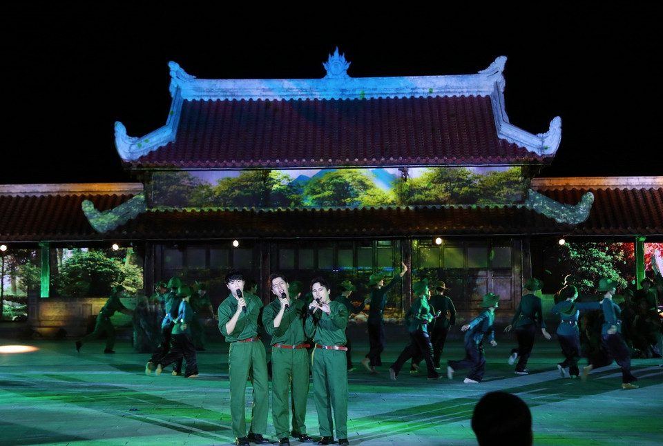 Tam ca trong chương trình nghệ thuật “Khát vọng hòa bình” tri ân các anh hùng, liệt sỹ. (Ảnh: Hoàng Hiếu/TTXVN)