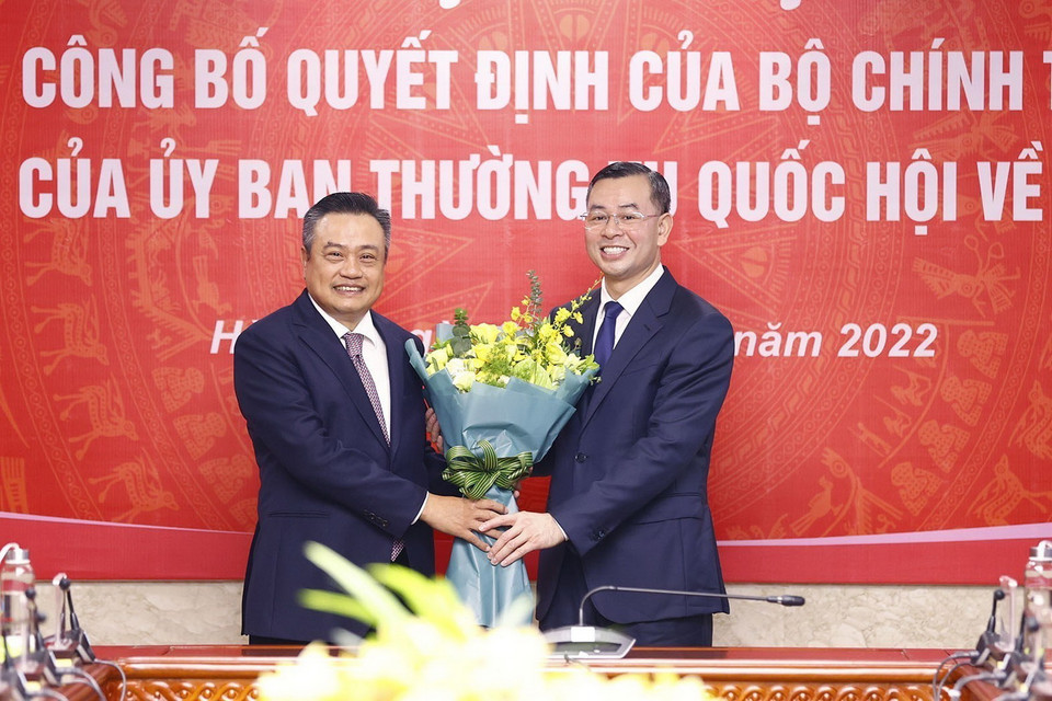 Ông Trần Sỹ Thanh, Ủy viên Trung ương Đảng, Phó Bí thư Thành ủy Hà Nội, Chủ tịch UBND TP Hà Nội tặng hoa chúc mừng ông Ngô Văn Tuấn, Ủy viên Trung ương Đảng, Bí thư Ban Cán sự Đảng, Phó Tổng Kiểm toán Nhà nước, phụ trách Kiểm toán Nhà nước. (Ảnh: Doãn Tấn/TTXVN)