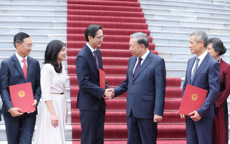 Tổng Bí thư, Chủ tịch nước Tô Lâm với các Đại sứ đặc mệnh toàn quyền, Trưởng đại diện Việt Nam ở nước ngoài nhiệm kỳ 2024-2027. (Ảnh: Lâm Khánh/TTXVN)