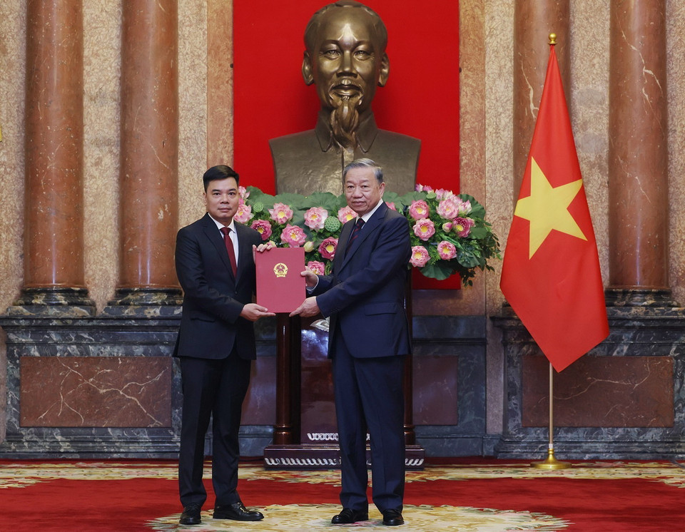 Tổng Bí thư, Chủ tịch nước Tô Lâm trao quyết định bổ nhiệm Đại sứ Việt Nam ở nước ngoài nhiệm kỳ 2024-2027 cho ông Phạm Hải. (Ảnh: Lâm Khánh/TTXVN)