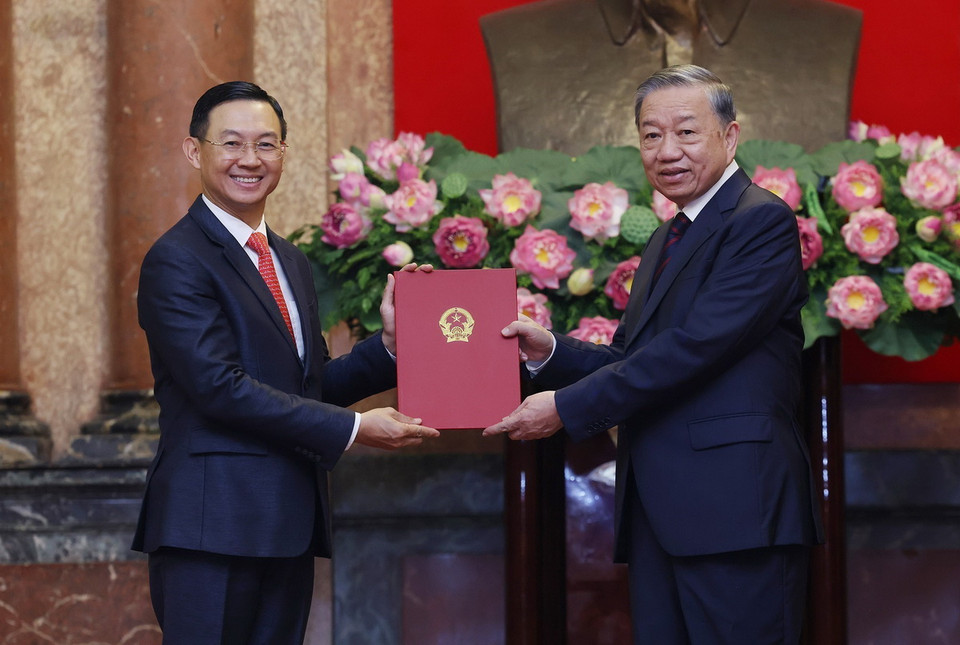 Tổng Bí thư, Chủ tịch nước Tô Lâm trao quyết định bổ nhiệm Đại sứ Việt Nam ở nước ngoài nhiệm kỳ 2024-2027 cho ông Trần Phước Anh. (Ảnh: Lâm Khánh/TTXVN)