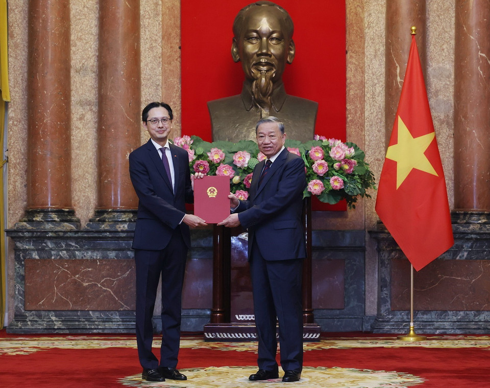 Tổng Bí thư, Chủ tịch nước Tô Lâm trao quyết định bổ nhiệm Trưởng đại diện Việt Nam ở nước ngoài nhiệm kỳ 2024-2027 cho Thứ trưởng Bộ Ngoại giao Đỗ Hùng Việt. (Ảnh: Lâm Khánh/TTXVN)