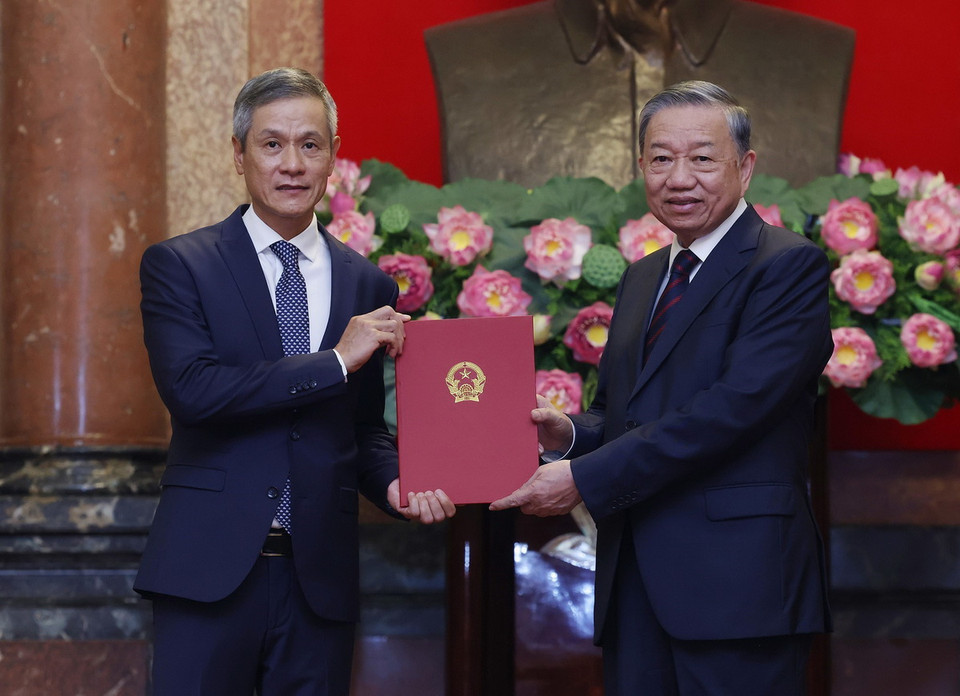 Tổng Bí thư, Chủ tịch nước Tô Lâm trao quyết định bổ nhiệm Đại sứ Việt Nam ở nước ngoài nhiệm kỳ 2024-2027 cho Trợ lý Bộ trưởng Bộ Ngoại giao Nguyễn Minh Vũ. (Ảnh: Lâm Khánh/TTXVN)