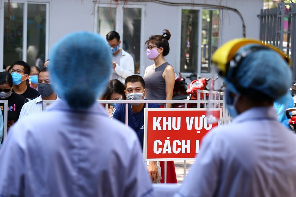 Ngày 10/8, tại nhiều điểm trên địa bàn thành phố, Hà Nội tiếp tục tiến hành lấy mẫu dịch hầu họng để xét nghiệm bằng phương pháp RT-PCR cho người dân trở về từ Đà Nẵng trong khoảng thời gian từ ngày 15-29/7. (Ảnh: Minh Quyết/TTXVN)