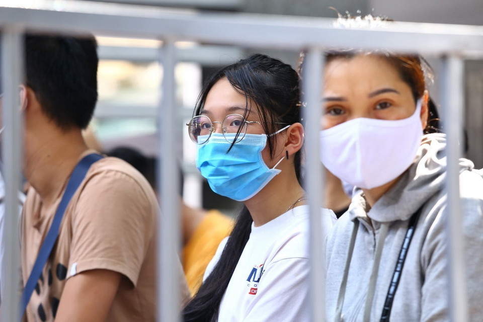 Người dân đến lấy mẫu được bố trí ngồi chờ theo khu vực quy định. (Ảnh: Minh Quyết/TTXVN)