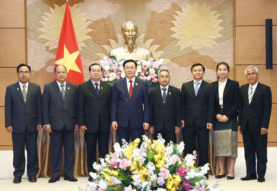 Chủ tịch Quốc hội Vương Đình Huệ với đại biểu Lào.