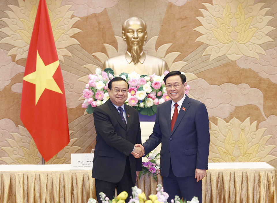 Chủ tịch Quốc hội Vương Đình Huệ tiếp Chủ nhiệm Ủy ban Đối ngoại Quốc hội Lào Sanya Praseuth. (Ảnh: Doãn Tấn/TTXVN)