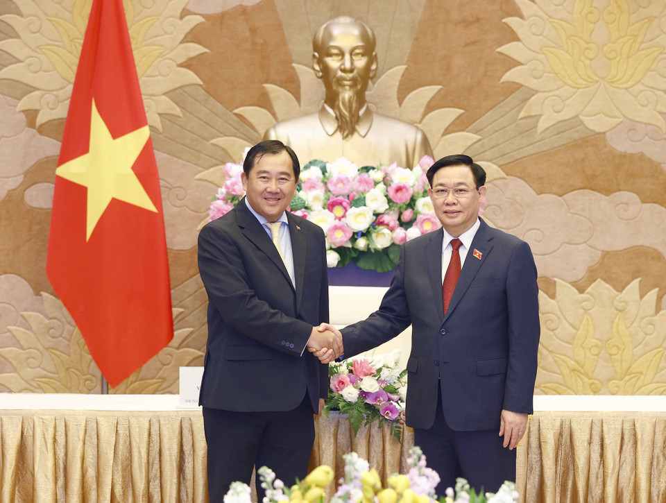 Chủ tịch Quốc hội Vương Đình Huệ tiếp Chủ nhiệm Ủy ban Đối ngoại, Hợp tác quốc tế, Thông tin và Truyền thông của Quốc hội Campuchia Sous Yara. (Ảnh: Doãn Tấn/TTXVN)