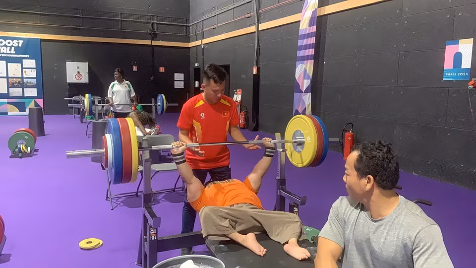 Các vận động viên cử tạ Lê Văn Công và Nguyễn Bình An trong giờ tập với huấn luyện viên Lê Quang Thái. (Ảnh: TTXVN phát)