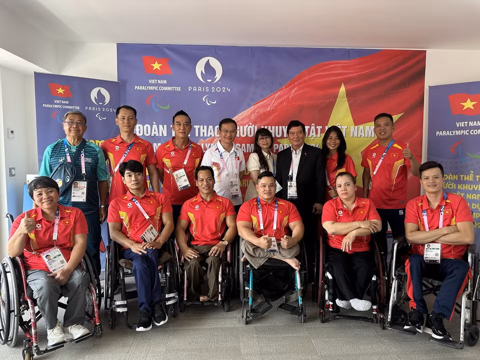 Đoàn thể thao người khuyết tật Việt Nam chụp ảnh lưu niệm trong phòng sinh hoạt chung. (Ảnh: Ngọc Hiệp/TTXVN)